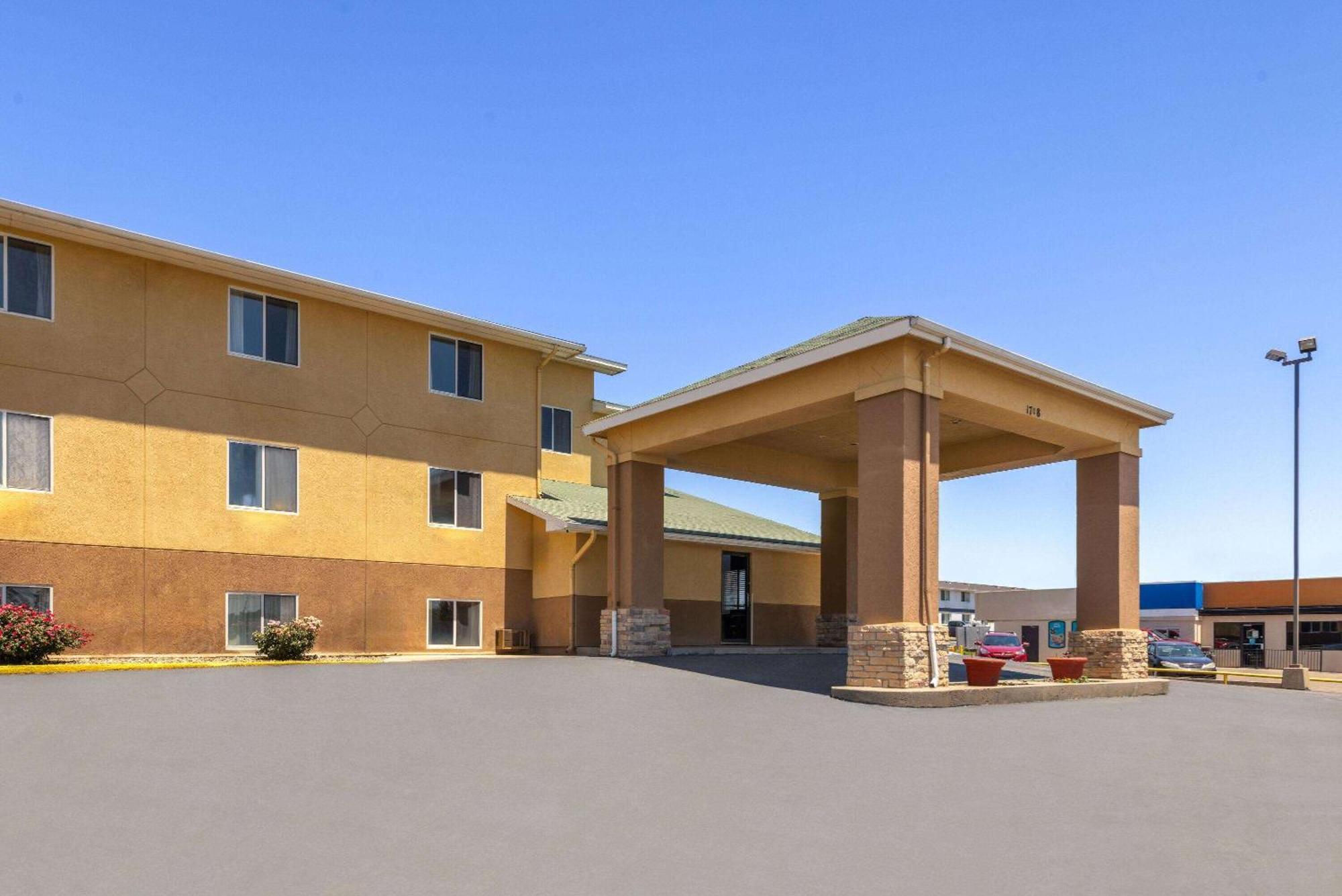 Super 8 By Wyndham Dodge City Exteriör bild