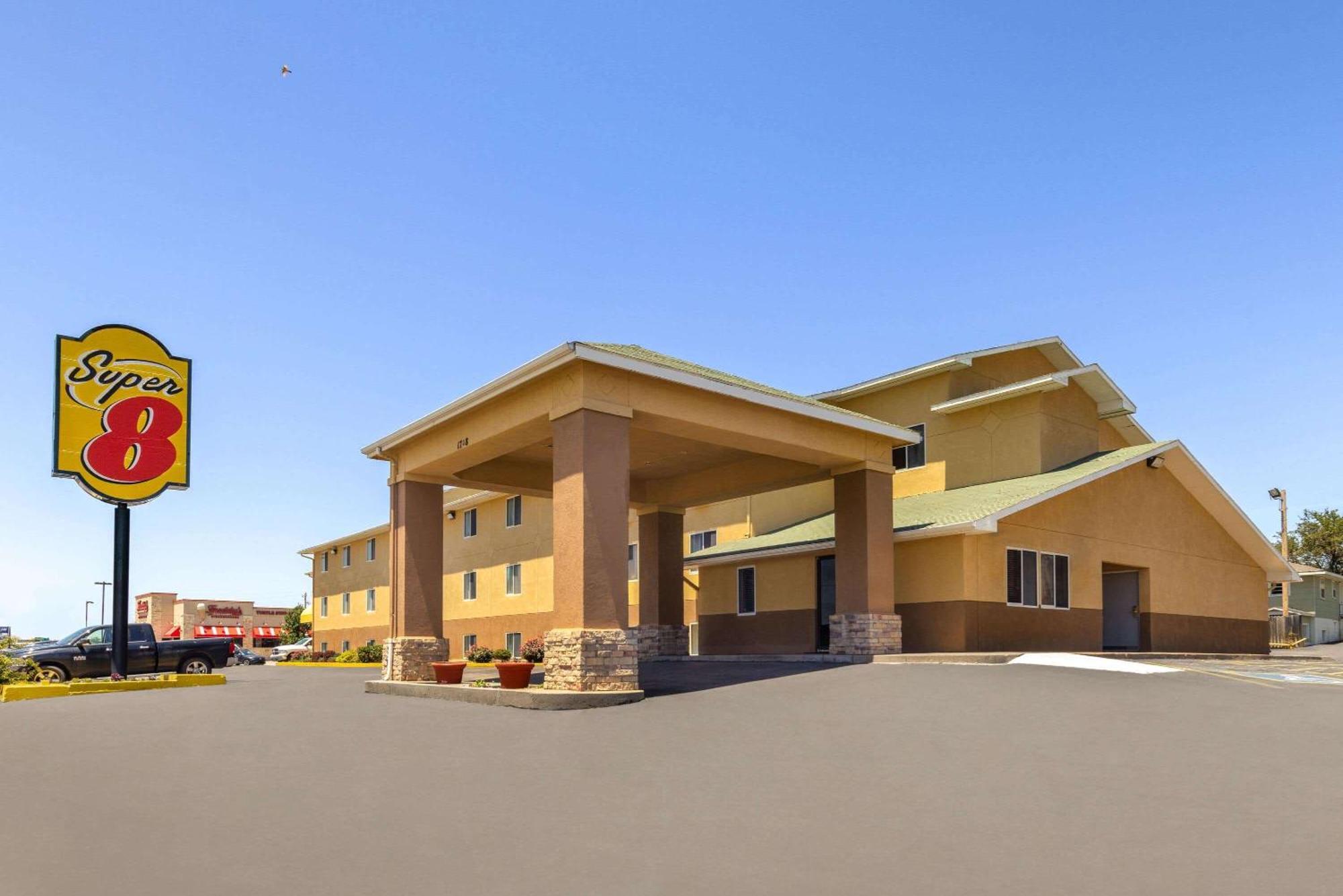 Super 8 By Wyndham Dodge City Exteriör bild